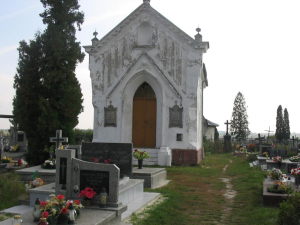 Kaplica Grobowa Popławskich murowana z kamienia XIX, a także Kaplica Grobowa Radzimińskich murowana z 1832 roku.