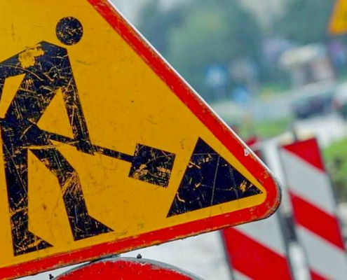 Obraz przedstawia znak drogowy który oznacza roboty drogowe