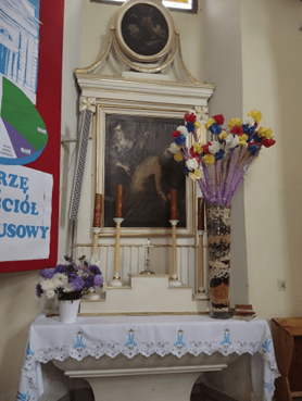 Zdjęcie przedstawia ołtarz boczny w kościele parafialnym pw. św. Judy Tadeusza w Dorohuczy