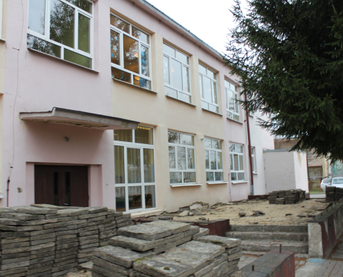 Zdjęcie przedstawia przedszkole w Trawnikach przed termomodernizacją