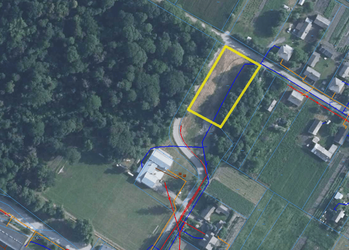 Obraz przedstawia widok działki budowlanej zlokalizowanej
w miejscowości Siostrzytów oznaczonej w ewidencji gruntów i budynków numerem 3022 o powierzchni 0,1960 ha